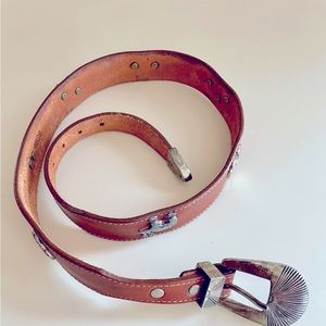 Genuine leather 1990 belt silver concho animals and silver buckle. Unisex 28